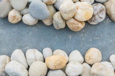 Merkezi arka plan, beton zemin taş yığını portre