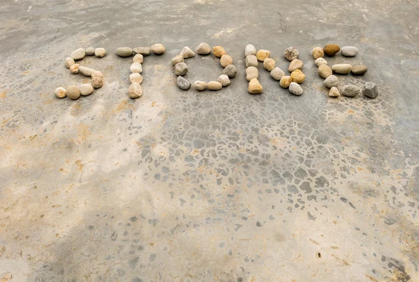 Closeup texto por pedra na textura do piso de concreto velho fundo em tom vintage — Fotografia de Stock