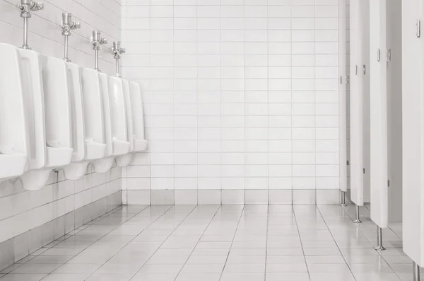 Männertoilette mit Toilettenblick durch Pissoirs, Interieur auf dem alten Toilettenhintergrund in Schwarz-Weiß-Ton — Stockfoto