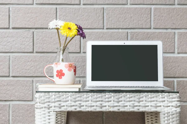 Bulanık ahşap bilgisayarda portre dokuma tablo ve kahverengi tuğla duvar doku arka plan, güzel iş yerinde iç evde kavramının