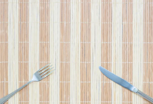 Närbild rostfritt gaffel och kniv i trä skötbädd texturerat bakgrund med kopia utrymme — Stockfoto