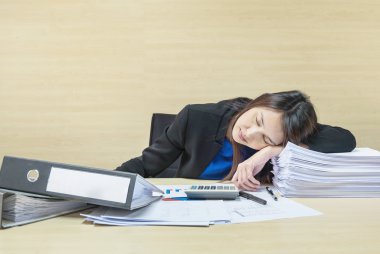 O bulanık ahşap masa ve duvar dokulu arka plan toplantı odasında çalışma kağıt ve belge dosya ile onun işten yorgun sonra uyku Closeup çalışan kadın yorgun çalışan kadın kavramı