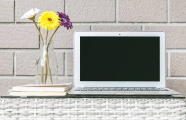 Bulanık ahşap bilgisayarda portre dokuma tablo ve kahverengi tuğla duvar doku arka plan, güzel iş yerinde iç evde kavramının