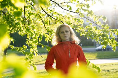 Açık kahverengi saçlı güzel bir genç kadının portresi.