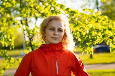 Genç ve güzel esmerin portresi Yeşil yaz parkında yürümenin keyfini çıkar