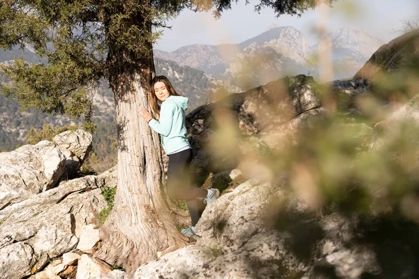 Una Chica Naturaleza Entre Las Montañas Aterrizó Árbol Disfrutando Calma —  Fotos de Stock