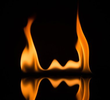 Siyah arkaplanda ateş