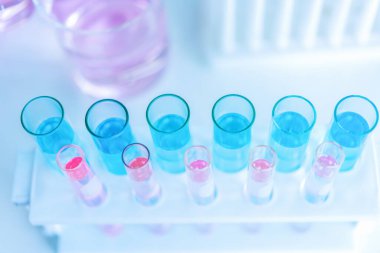 Sıvılar beyaz masa üzerinde farklı renkteki ile Laboratuar kapkacakları 