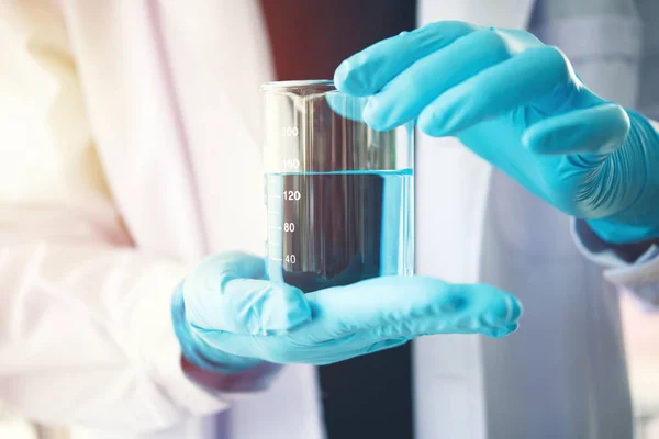 Laboratuvar Odasında Deney Tüpü Olan Bir Bilim Adamı Elinde Matara — Stok fotoğraf