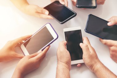 Bir grup insan cep telefonunu kullanıyor ve bakıyor. Akıllı telefon yaşam tarzıyla internet iletişimi teknolojisi. Sosyal medyayla çevrimiçi işten başarıya. nesnelerin internet konsepti