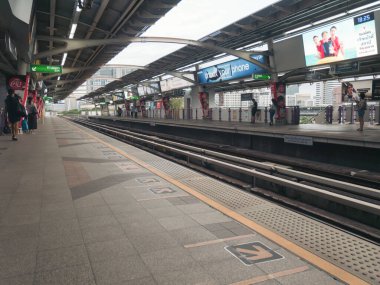22 Ocak 2018 BTS hem gökyüzü treninde hem de yeraltında Bangkok halkının kullanmayı seçtiği ulaşım metodudur. Hayatı daha elverişli hale getirmek için trafik sıkışıklığından kaçının.