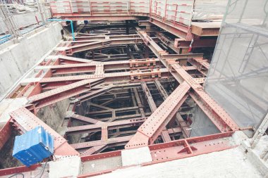 Mimari binanın inşaatı. Daire ya da apartman dairesi inşaatı. Demir çelik temeli yapı kulesinden güçlendirildi. temel çelik site proje kavramı.