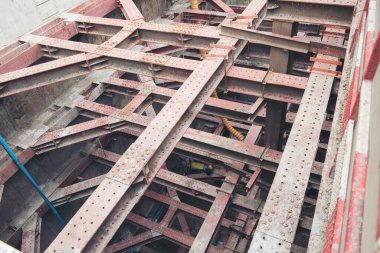 Mimari binanın inşaatı. Daire ya da apartman dairesi inşaatı. Demir çelik temeli yapı kulesinden güçlendirildi. temel çelik site proje kavramı.