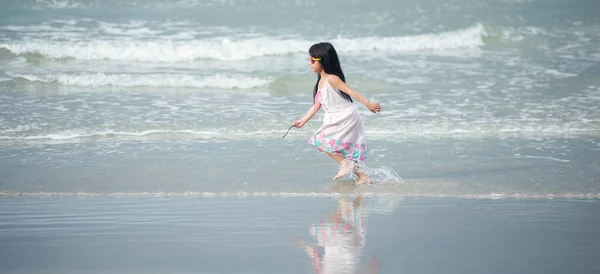 Happy Little Asia Girl Running Beach Relax Travel Outdoor Holiday — Stock Photo, Image