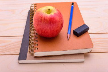 bir Kırmızı elma ve ahşap arka plan üzerinde iki dizüstü bilgisayarlar