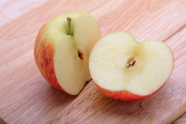 ahşap masa arka plan üzerinde bir Kırmızı elma