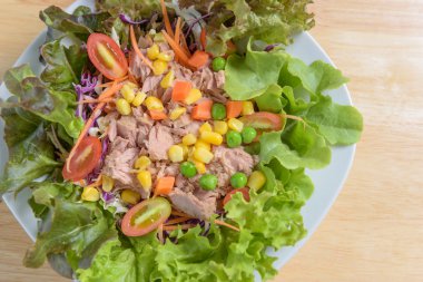 Mısır Mısır ve bezelye havuç sebze üzerinde beyaz dis salata ton balığı