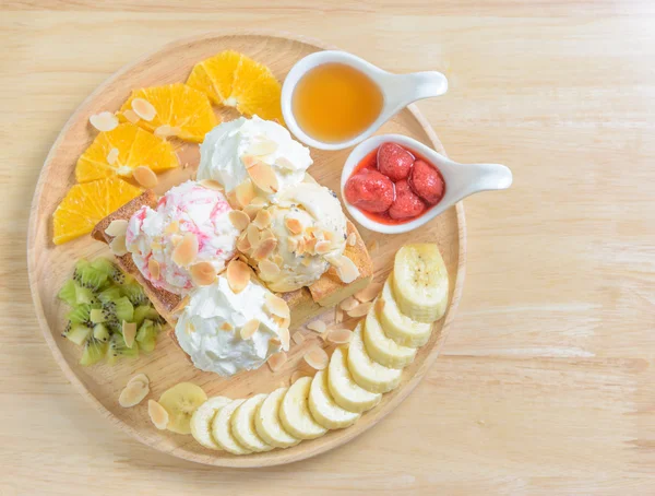 Honey toast stawberry with ice cream fruit banana and orange — Stock Photo, Image