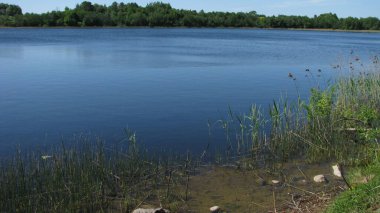 Mavi göl berrak, şeffaf suyla