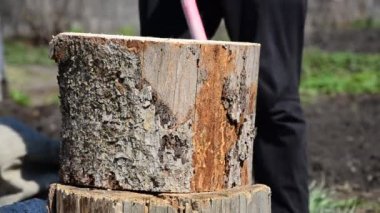 bir balta ile bir günlük kırmızı odun kesmenin bir adam. bir balta ile Ahşap Doğrama