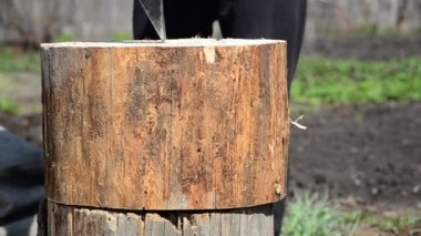 bir balta ile bir günlük kırmızı odun kesmenin bir adam. bir balta ile Ahşap Doğrama