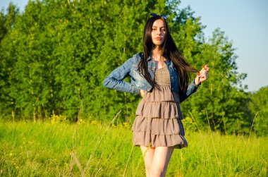 Esmer yeşil çayır üzerinde yürüyor.