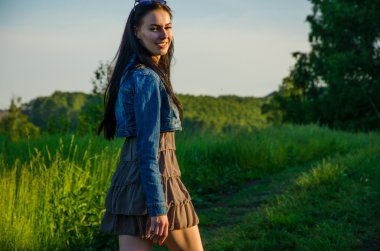 Esmer yeşil çayır üzerinde yürüyor.