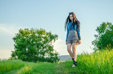 Esmer yeşil çayır üzerinde yürüyor.