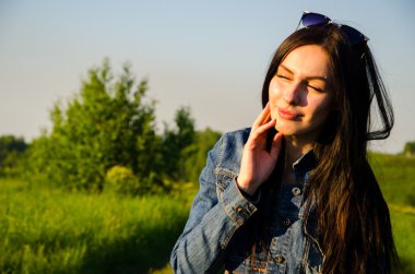 Esmer yeşil çayır üzerinde yürüyor.
