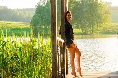 Kız bir ahşap iskele üzerinde ayakta .