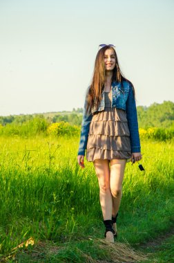 Esmer yeşil çayır üzerinde yürüyor.