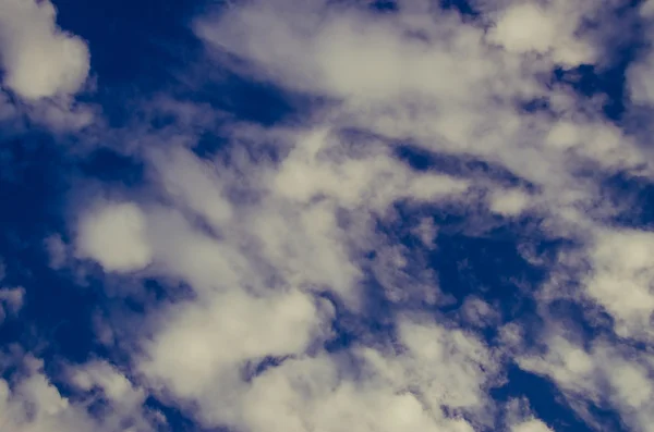 Nuvens cumulus flutuar através do céu azul — Fotografia de Stock
