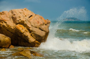 Okyanusun ufku. Deniz dalgaları kayalara çarpıyor.