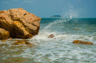 Okyanusun ufku. Deniz dalgaları kayalara çarpıyor.