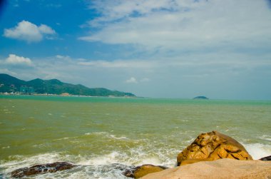 Okyanusun ufku. Deniz dalgaları kayalara çarpıyor.