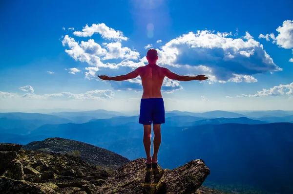 Człowiek Stoi Szczycie Góry Otwartymi Rękami Szczycie Góry Mężczyzna Szeroko — Zdjęcie stockowe