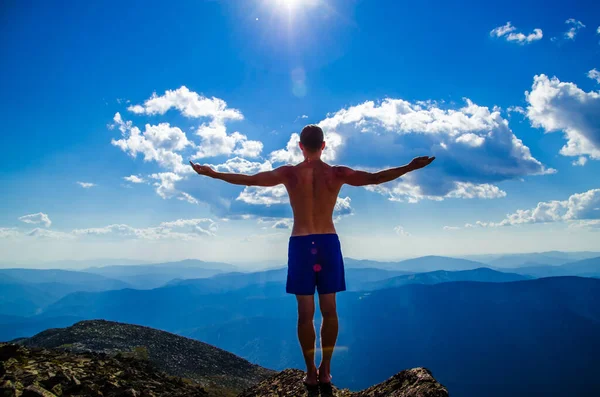 Homem Fica Topo Uma Montanha Com Mãos Abertas Topo Montanha — Fotografia de Stock