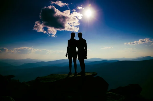 Casal Amoroso Mãos Dadas Topo Uma Montanha Cara Uma Menina Fotografia De Stock