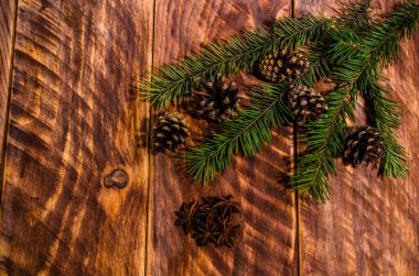 Noel konileri ve dallar tahta tahtalarda