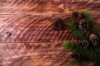 Noel konileri ve dallar tahta tahtalarda