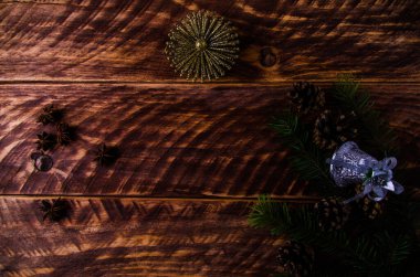 Noel konileri ve dallar tahta tahtalarda