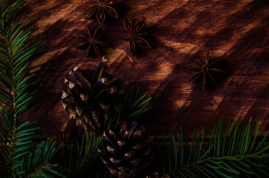 Noel konileri ve dallar tahta tahtalarda