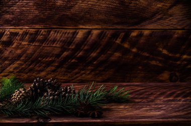 Noel konileri ve dallar tahta tahtalarda