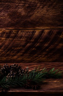 Noel konileri ve dallar tahta tahtalarda