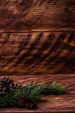 Noel konileri ve dallar tahta tahtalarda