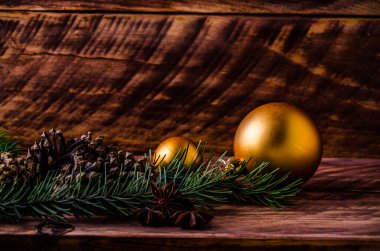 Büyük bir Noel balosuyla tahta tahtaların üzerinde koniler ve dallar