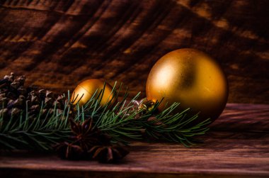 Büyük bir Noel balosuyla tahta tahtaların üzerinde koniler ve dallar