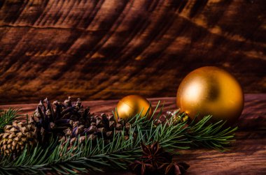 Büyük bir Noel balosuyla tahta tahtaların üzerinde koniler ve dallar