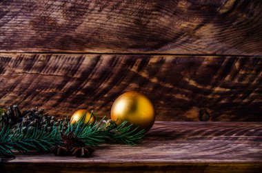 Büyük bir Noel balosuyla tahta tahtaların üzerinde koniler ve dallar