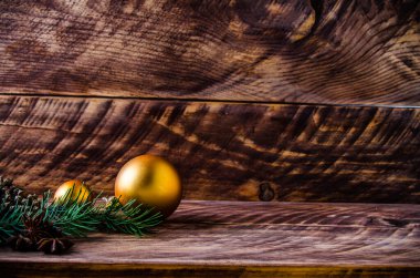 Büyük bir Noel balosuyla tahta tahtaların üzerinde koniler ve dallar